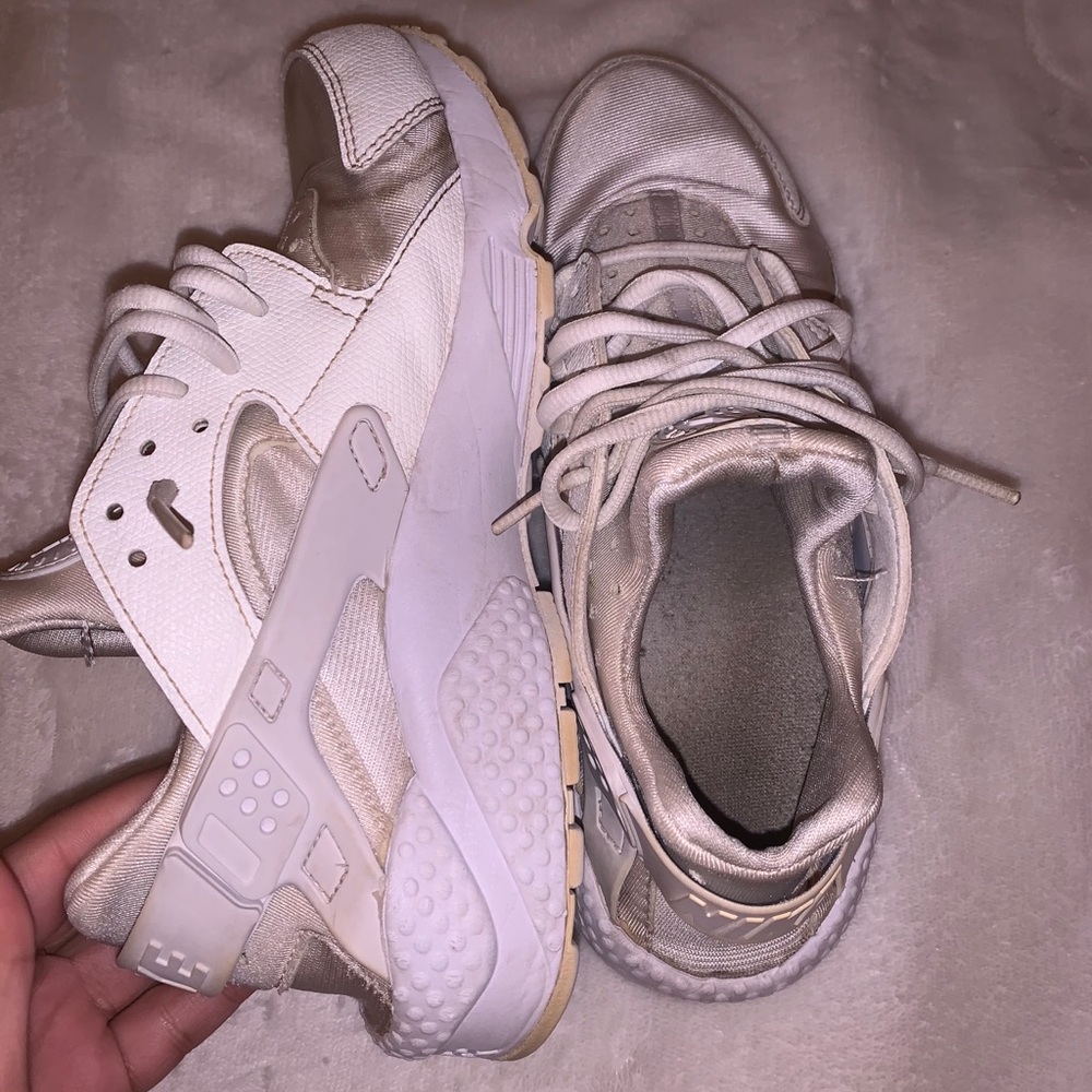 Nike huaraches white